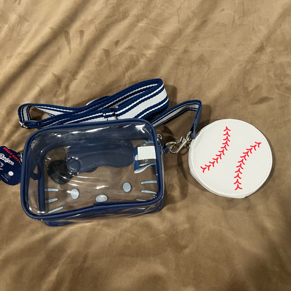 Hello Kitty x LA Dodgers Crossbody Bag Set - Picture 5 of 5